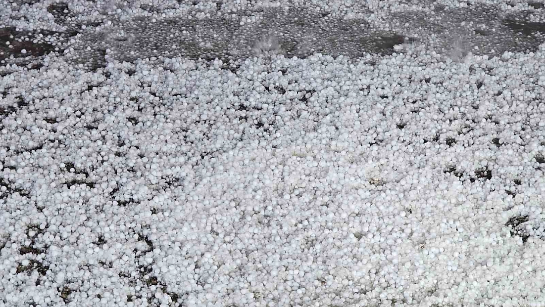 Elazığ'da Dolu Yağışı Şehri Beyaza Bürüdü