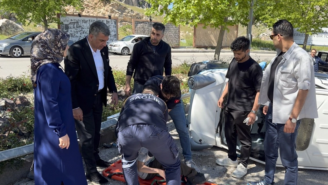 Elazığ’da Devrilen Aracın Yardımına Milletvekili Koştu