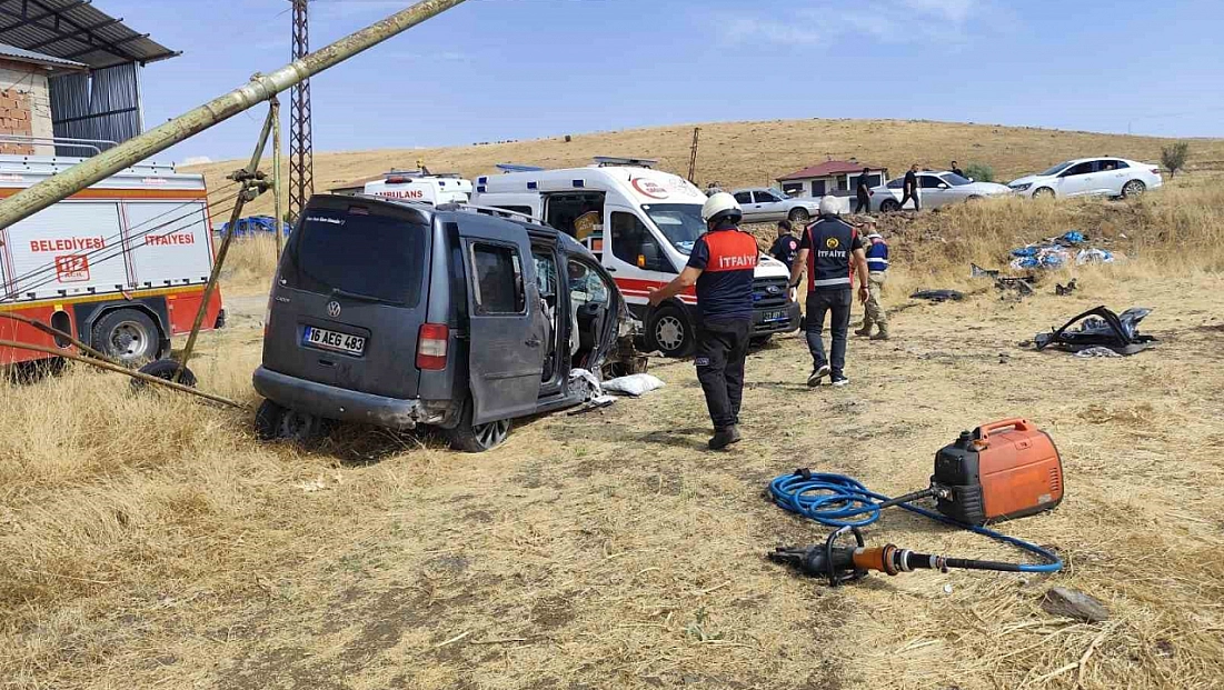 Elazığ’da Hafif Ticari Araç Tarlaya Uçtu: 5 Kişi Yaralandı