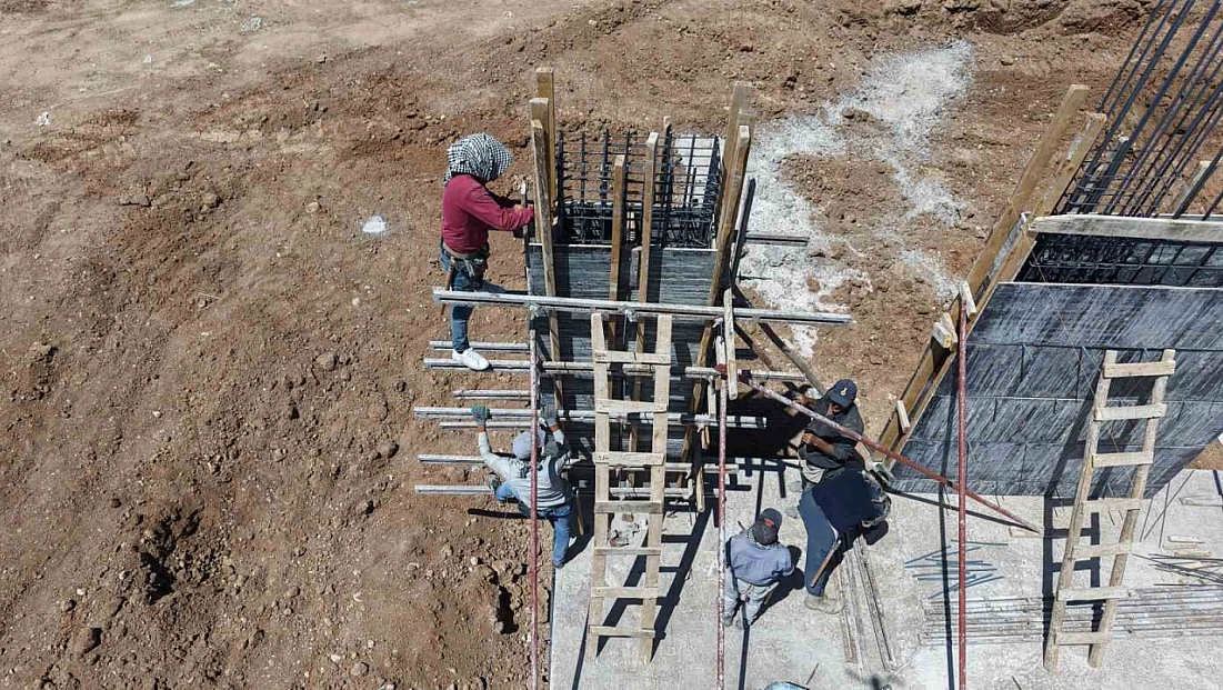 Elazığ'da İnşaat İşçileri Sıcaklığa Rağmen Mesaiyi Sürdürüyor
