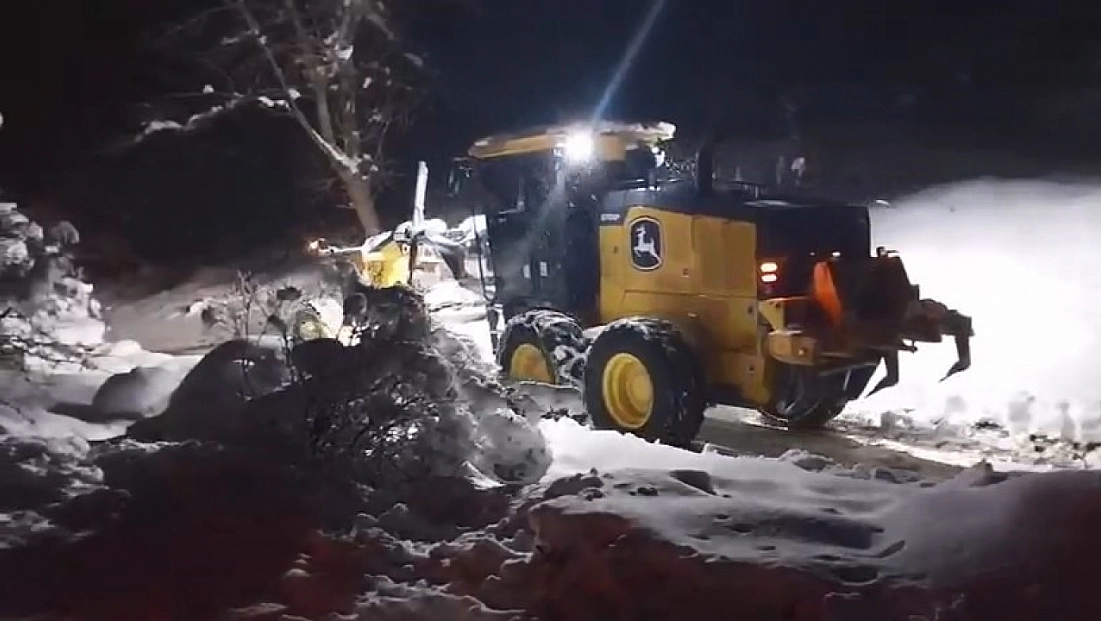 Elazığ’da Ekipler Kapalı Köy Yollarını Açmak İçin Seferber