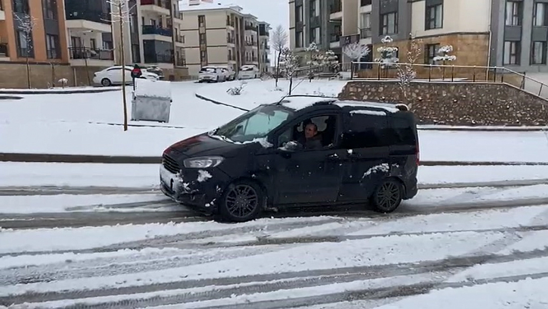 Kar Nedeniyle Çok Sayıda Araç Yolda Kaldı