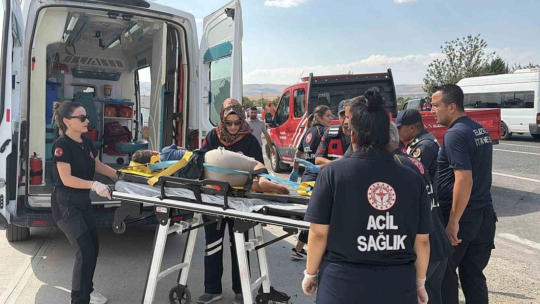 Elazığ’da Minibüs Ve Hafif Ticari Araç Çarpıştı: 7 Kişi Yaralandı