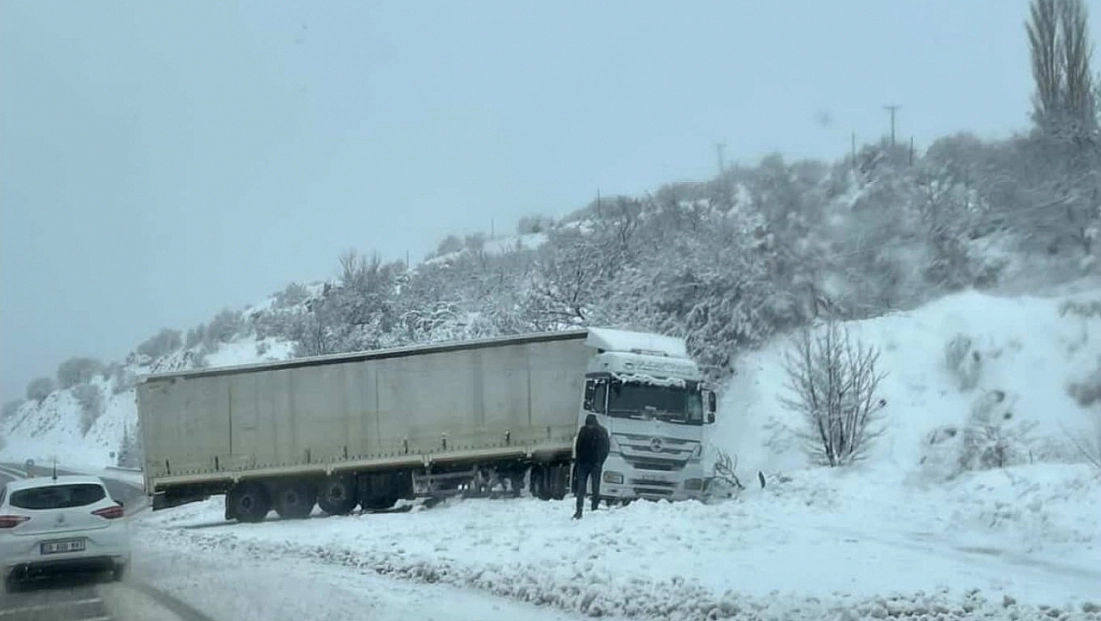 Elazığ’da Şarampole Kayan Tır Kara Saplandı