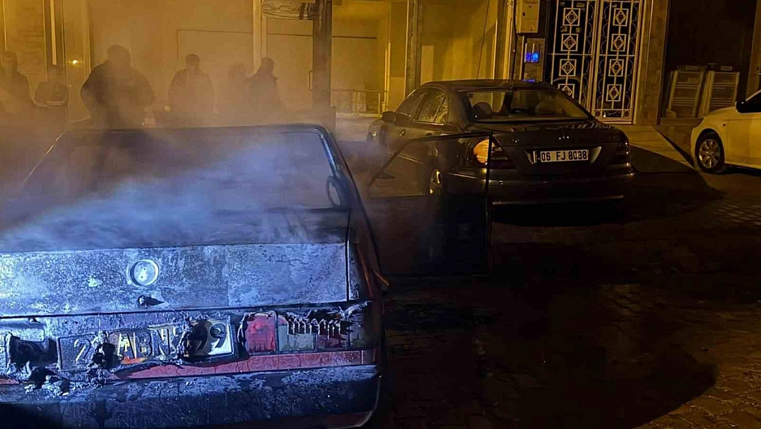 Elazığ’da Tofaş Araç Alev Alev Yandı