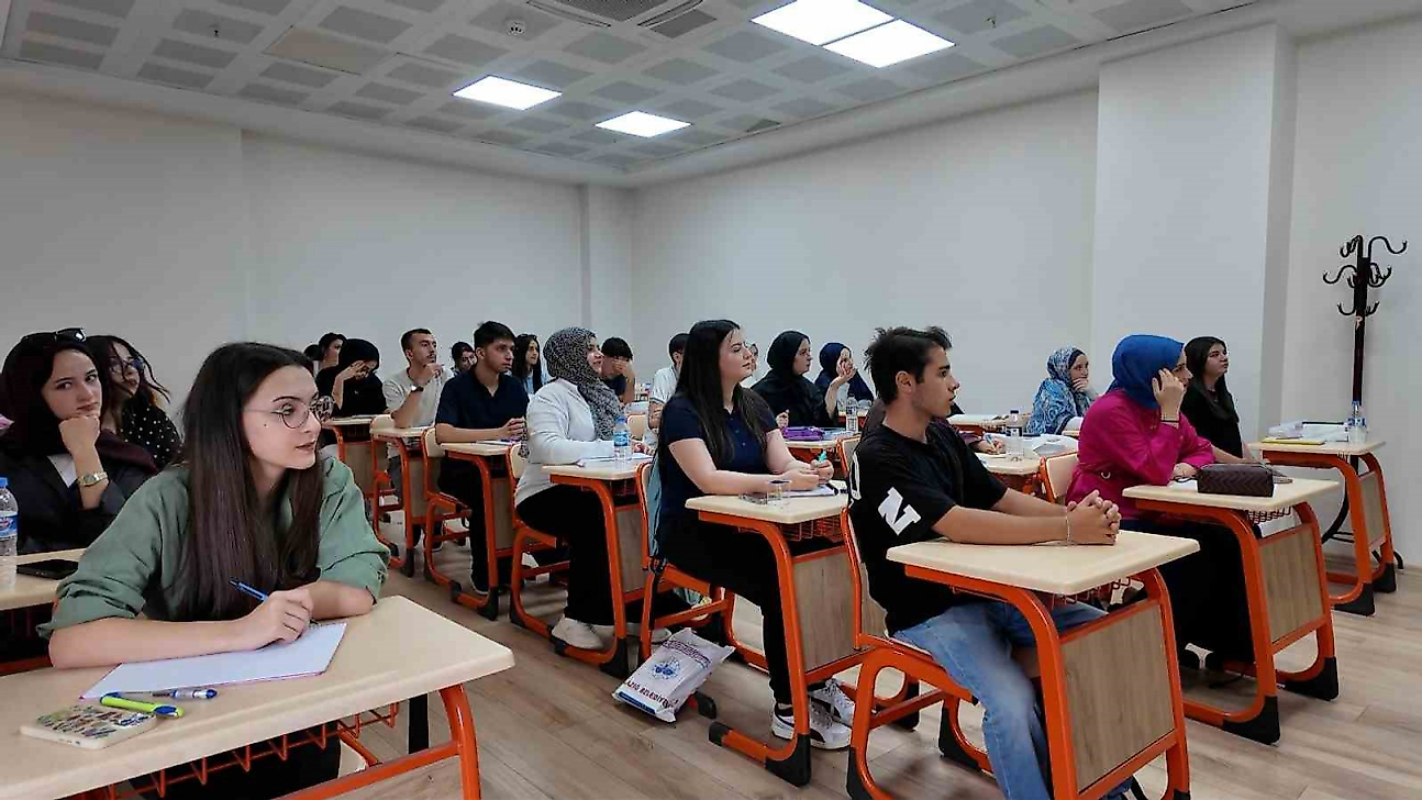 Elazığ Belediyesi Gençlerin Eğitimine Destek Oluyor