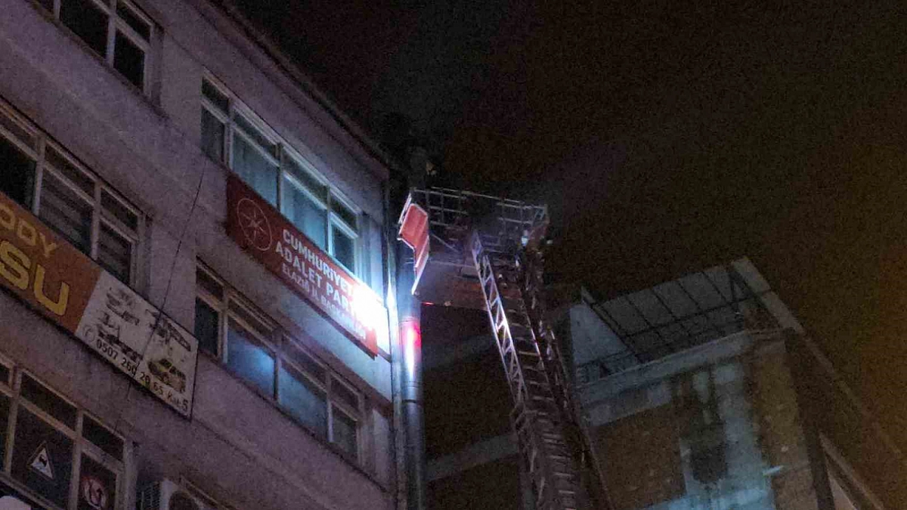 Elazığ'da Bacadan Çıkan Duman Paniğe Neden Oldu