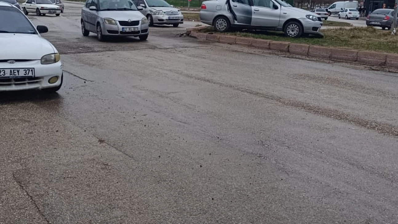 Elazığ'da Trafik Kazası: 3 Yaralı