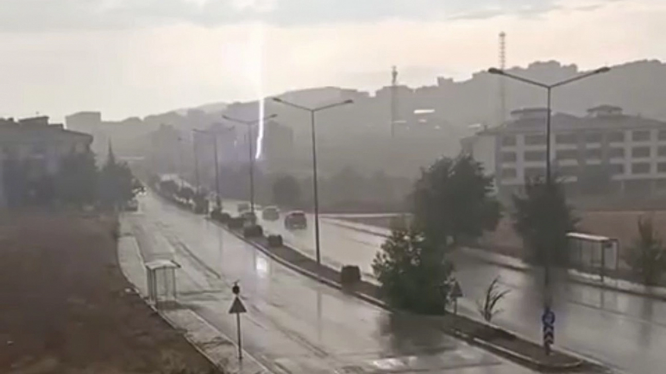 Elazığ'da Yıldırım Böyle Düştü: O Anlar Kamerada