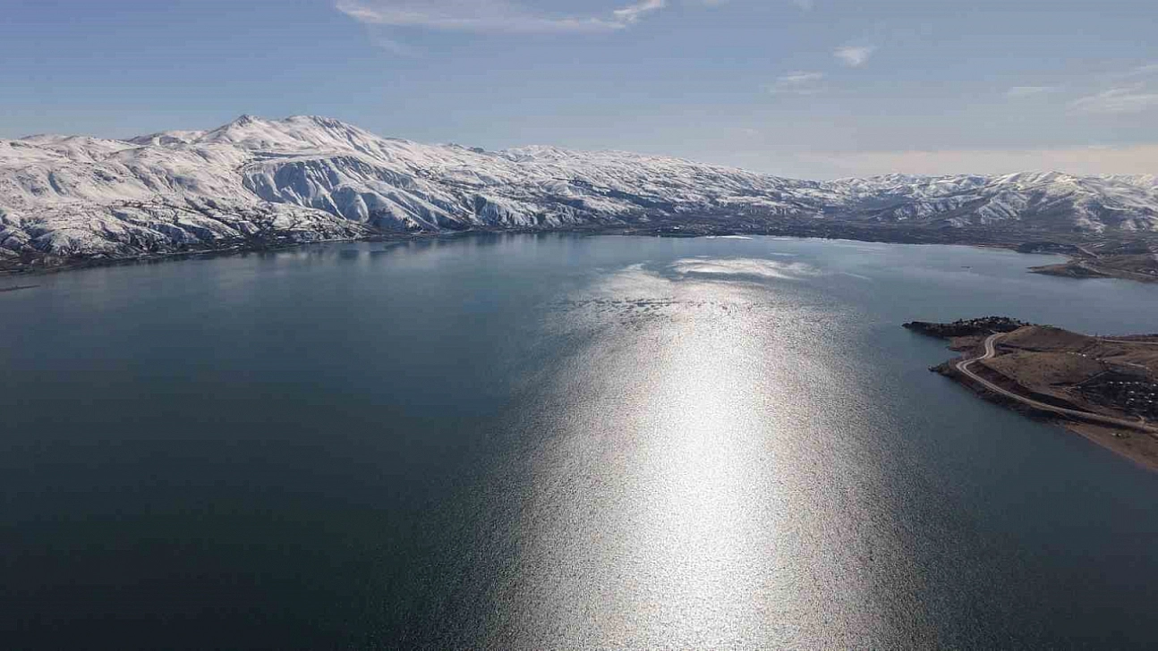 Kar ve Güneşin Buluştuğu Hazar Gölü Büyüledi