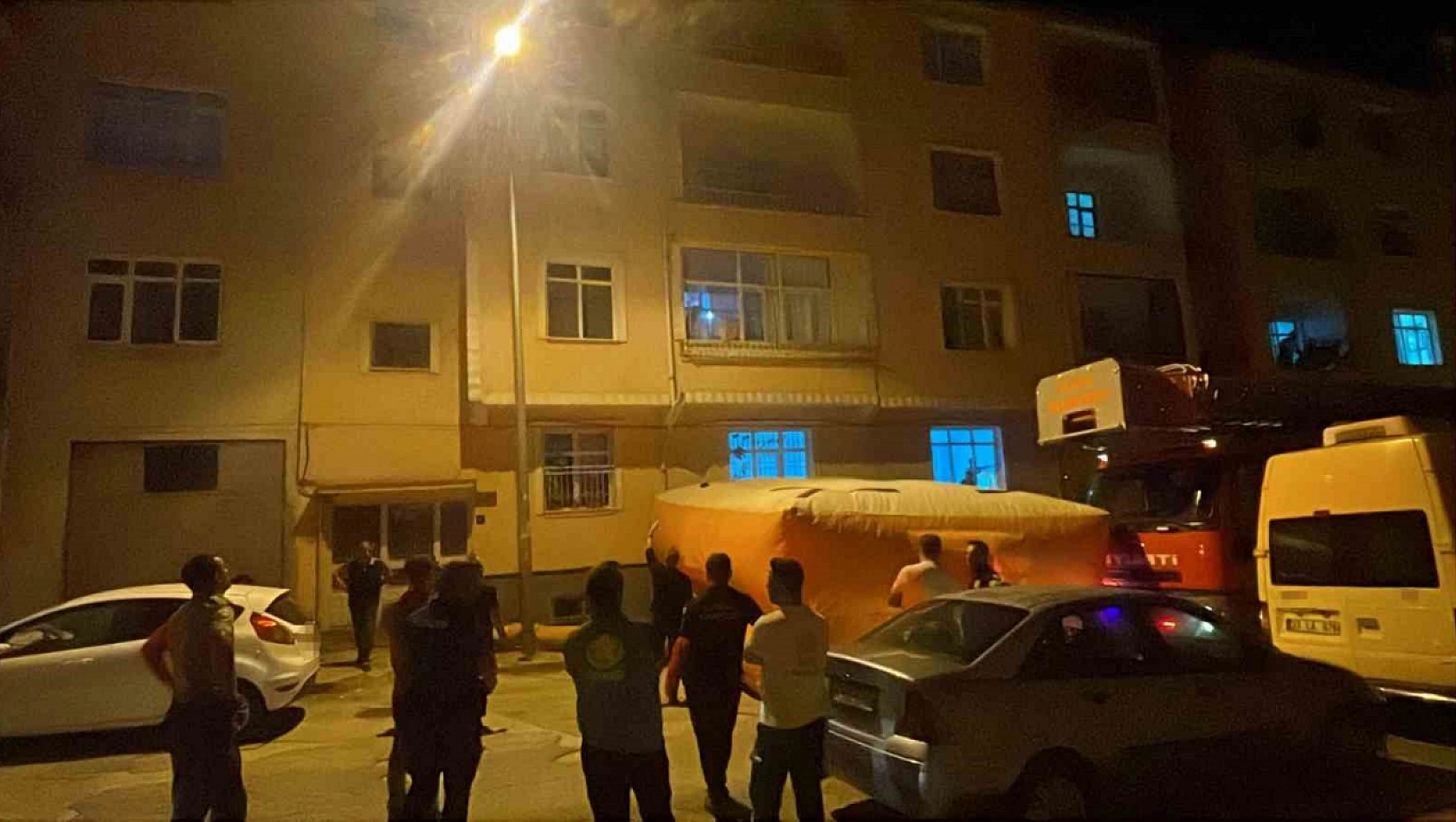 Balkondan Atlamak İsteyen Kişi Polisler Tarafından İkna Edildi