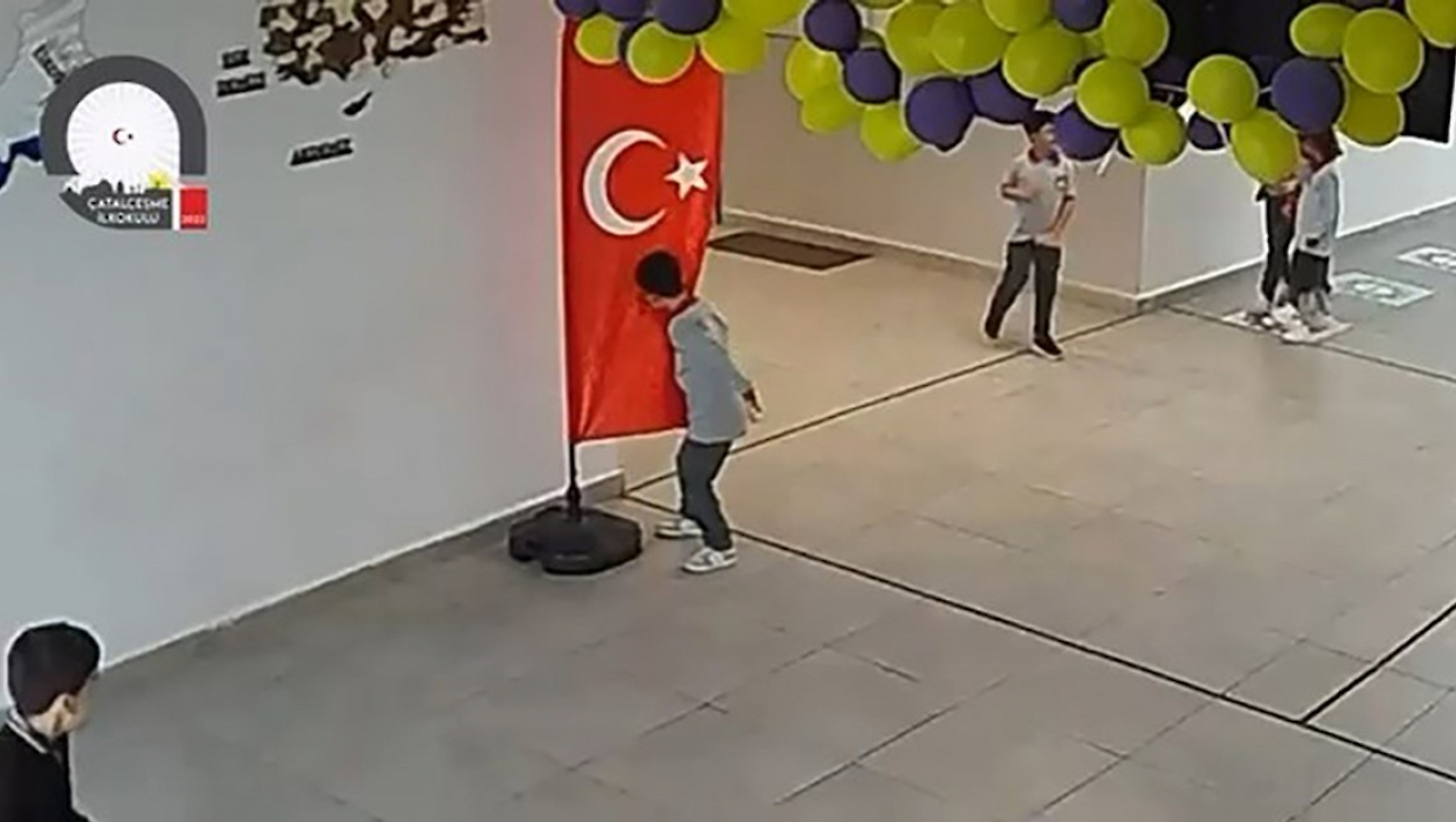 Minik Öğrencinin Bayrak Sevgisi Duygulandırdı: Bayrağı Öpüp Oyununa Döndü