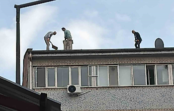 7 Katlı Binanın Çatısında Tehlikeli Mesai! O Anlar Kamerada