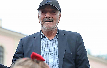 Miniklerin 'Ölürüm Türkiyem' Şarkısı Yaşlı Adamı Ağlattı