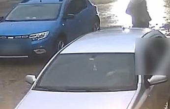 Araç Altında Kalmaktan Kıl Payı Kurtuldu