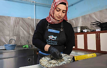 Elazığ'da Balığa Kadın Eli Değdi: Tek Usta Siparişlere Yetişiyor