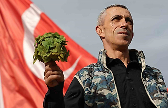 Beş Dönümlük Dağlık Araziyi Aromatik Bitki Bahçesine Dönüştürdü