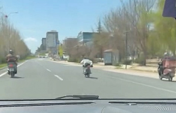 Tehlikeye Davetiye: Motosikleti Üzerine Uzanarak Kullandı