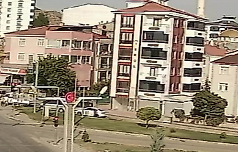 El Freni Unutuldu, Otomobil Cadde Boyunca İlerleyip Tarlaya Uçtu