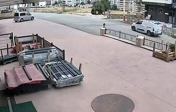 El Freni Çekilmeyen Araç İş Yerine Daldı
