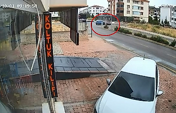 Elazığ'da 3 Yaralının Olduğu Kaza Güvenlik Kamerasına Yansıdı