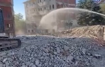 Elazığ'da 5 Katlı Bina Korna Sesiyle Yıkıldı