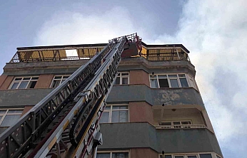 5 Katlı Binanın Çatısı Alevlere Teslim Oldu