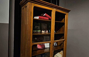 96 Yıllık Ahşap Dolap Görenleri Etkiliyor