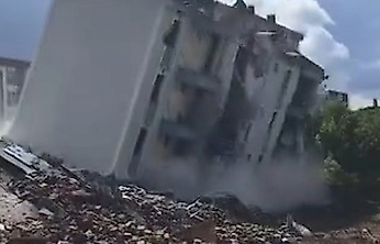 Elazığ'da Ağır Hasarlı Bina Bir Dokunuşla Yıkıldı