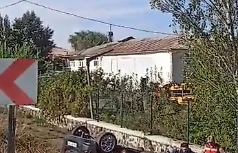 Elazığ'da Araç Şarampole Yuvarlandı: 2 Kişi Yaralandı