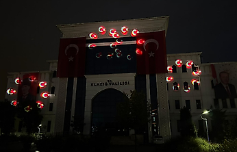 Elazığ'da Ay Yıldızın Işığında Cumhuriyet Coşkusu