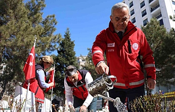 Elazığ'da Bayram Öncesi Şehitliklerde Temizlik Çalışması