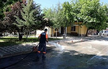 Elazığ'da Belediye Ekiplerinin Temizlik Mesaisi Sürüyor