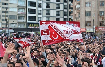 Elazığ'da binlerce taraftar, dev ekranda maçı izledi