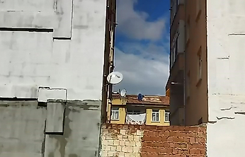 Elazığ'da Tehlikeli Görüntü: Çatıya Halı Sermek İçin Canını Riske Attı
