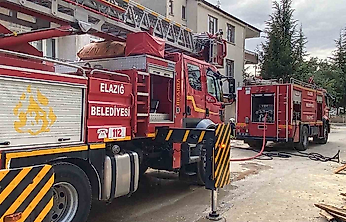 Elazığ'da Çatı Yangını Paniğe Neden Oldu