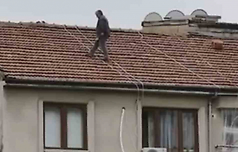 Elazığ'da Yürekleri Ağza Getiren Çatı Mesaisi
