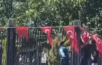 Elazığlı Çocuklardan Bayrağa Örnek Duyarlılık
