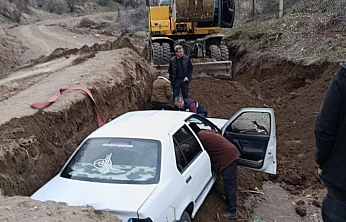 Elazığ'da Çukura Düşen Araç Ekiplerce Çıkarıldı
