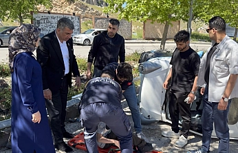 Elazığ'da Devrilen Aracın Yardımına Milletvekili Koştu