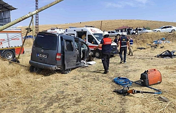 Elazığ'da Hafif Ticari Araç Tarlaya Uçtu: 5 Kişi Yaralandı