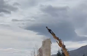 Elazığ'da Hasarlı Caminin Minaresi İş Makinesi ile Yıkıldı