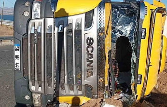 Elazığ'da Korkutan Kaza: Hayvan Yüklü Tır Devrildi
