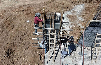 Elazığ'da İnşaat İşçileri Sıcaklığa Rağmen Mesaiyi Sürdürüyor