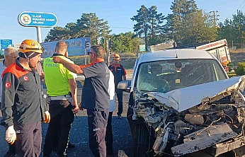 Kamyon ile Hafif Ticari Araç Çarpıştı, 1 Kişi Yaralandı