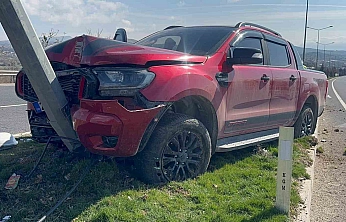 Kamyonet Direğe Çarptı, Sürücü Yaralandı