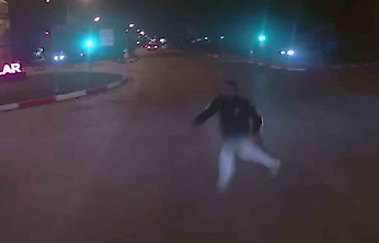 Elazığ'da Kamyonun Yayaya Çarptığı An Kamerada