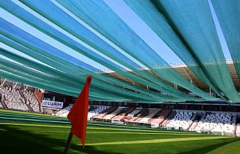Elazığ'da Stat Çimleri Sıcaktan Fan ve Perdelerle Korunuyor