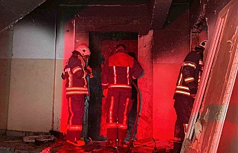 Elazığ'da Metruk Bina Alevlere Teslim Oldu