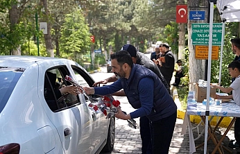 Elazığ'da Kabir Ziyaretine Gelenlere Karanfil Verildi